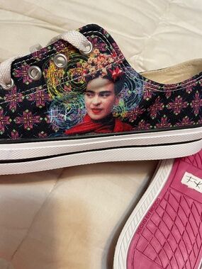 CONVERSE type lace up sneakers tennis shoes FRIDA KAHL0 patterned NEW in BOX